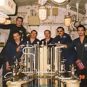 Jedná se o reaktor třídy Sierra II SSN Pskov, ale je to OK-650, totéž jako u typofonů. Lidé na této fotografii stojí na ovládacích tyčích, protože podlaha je stíněná. Ruské námořní reaktory jsou mnohem menší než americké reaktory s podobným výkonem.