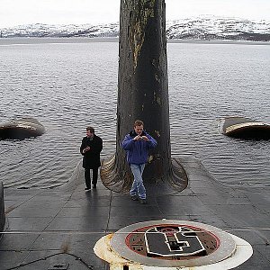 Ploutve vlevo a vpravo jsou vortexové odvíječe, které vytvářejí víry, které zruší ty, které  vytváří ploutev ponorky.